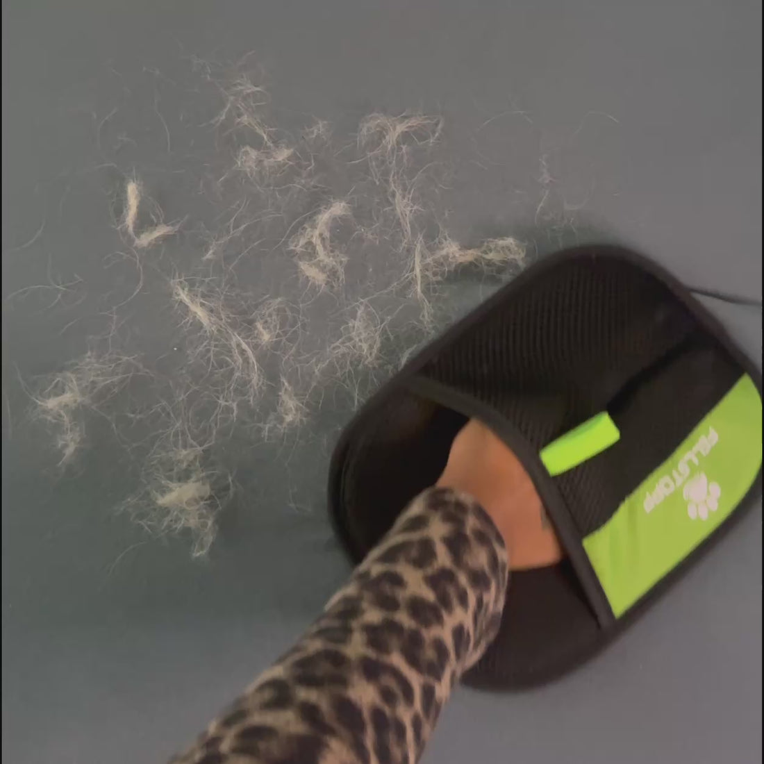 Anwendungsvideo des Fellstopp Tierhaarentferner-Handschuhs beim Entfernen von Hunde- und Katzenhaaren auf Sofa, Kleidung oder anderen Oberflächen.